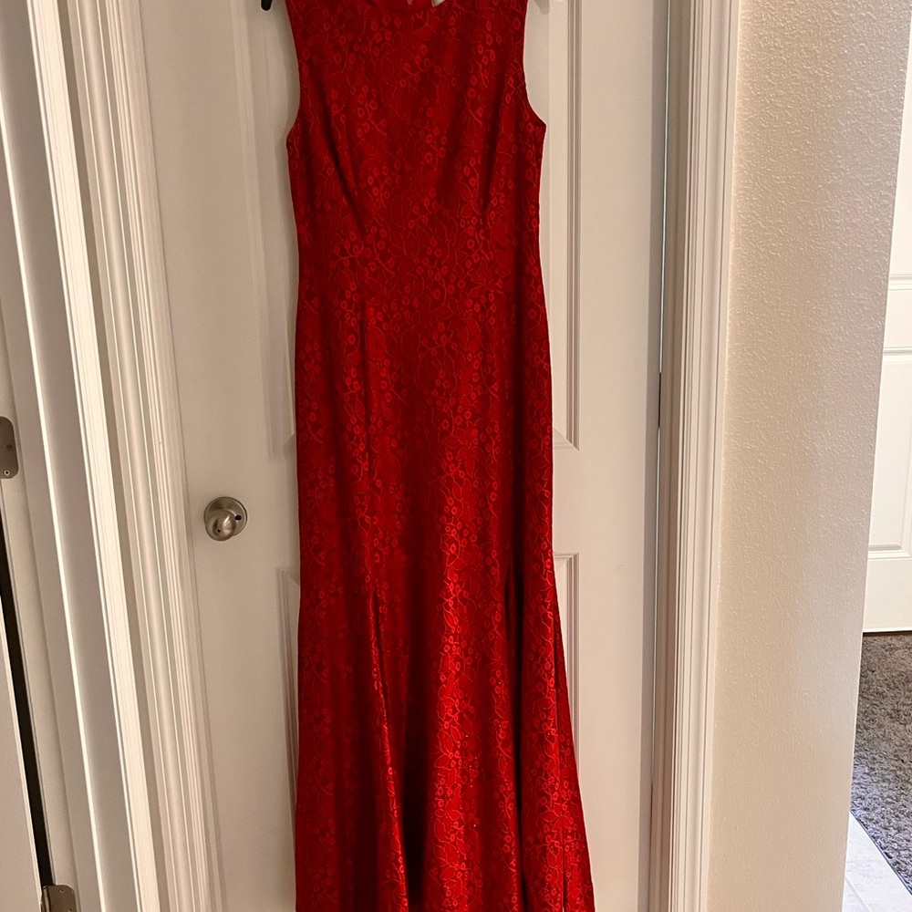 Tahari Red Sleeveless Prom/formal Gown